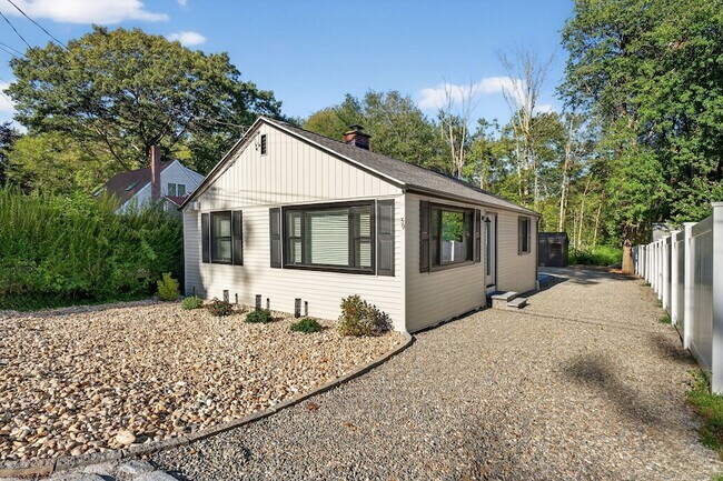 39 Spring Glen Rd in East Lyme, CT - Building Photo - Building Photo