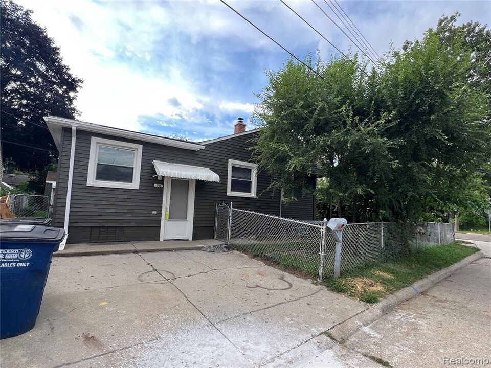 2504 Bannister St in Westland, MI - Building Photo