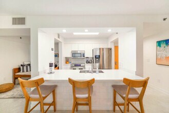 1200 Brickell Bay Dr in Miami, FL - Building Photo - Building Photo