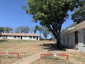 410 S College Dr in Keene, TX - Building Photo - Building Photo