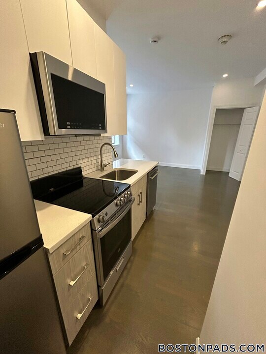 11 Queensberry St in Boston, MA - Building Photo