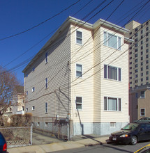 398 Ferry St in Fall River, MA - Foto de edificio - Building Photo