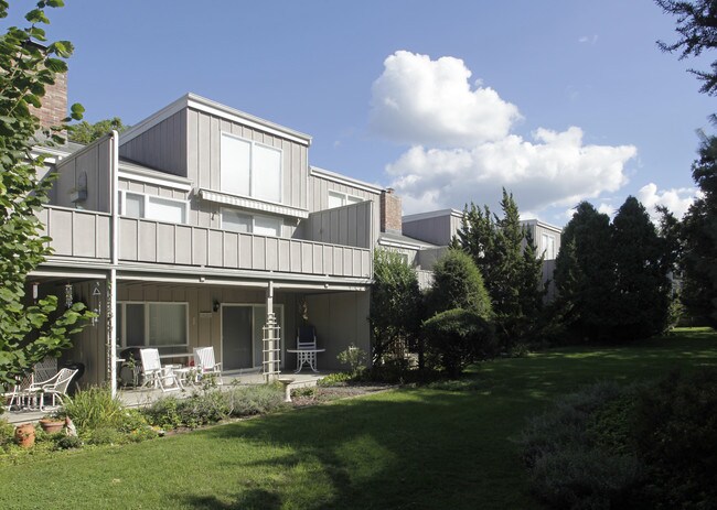 Hampton Mews Apartments in East Hampton, NY - Foto de edificio - Building Photo