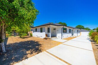 7512 Woodley Ave in Los Angeles, CA - Building Photo - Building Photo