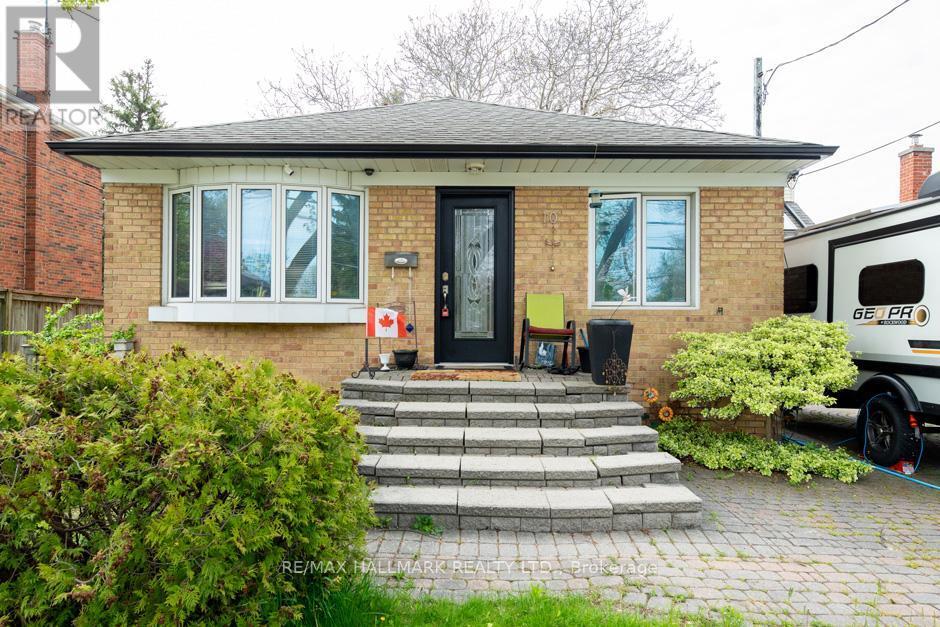 10 Flagstaff Rd in Toronto, ON - Building Photo