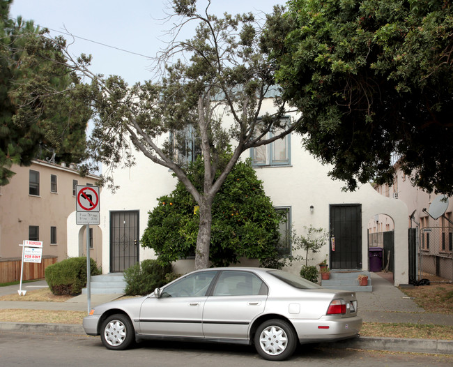 375 Termino Ave in Long Beach, CA - Foto de edificio - Building Photo