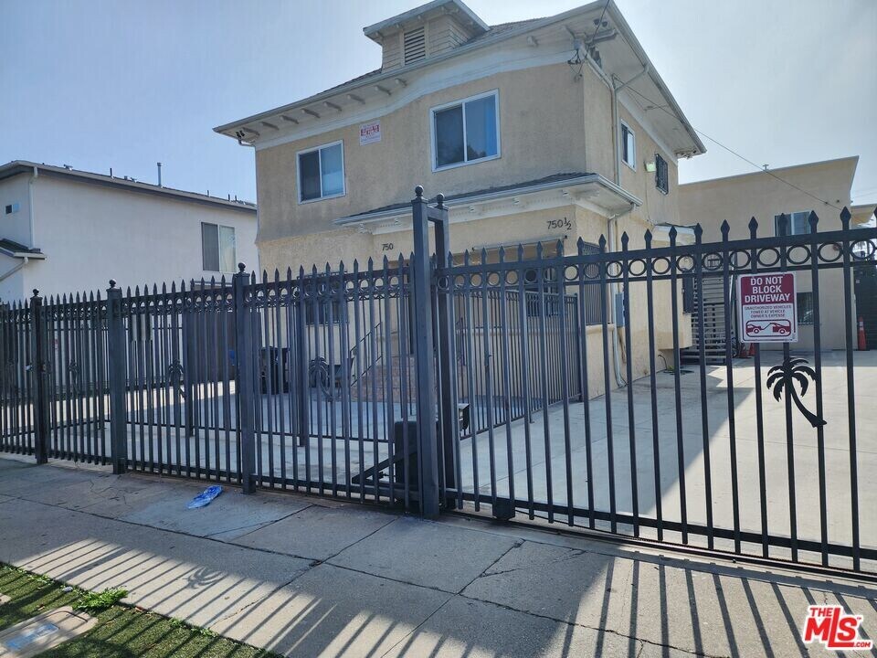 750 E 40th Pl in Los Angeles, CA - Building Photo