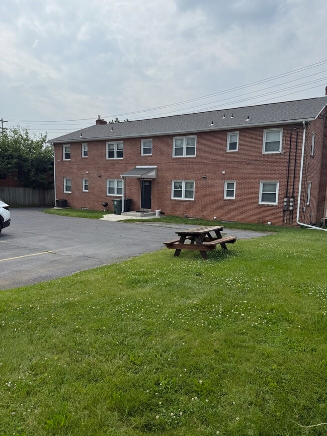 338 S Jefferson St, Unit Second Floor D in Frederick, MD - Building Photo - Building Photo