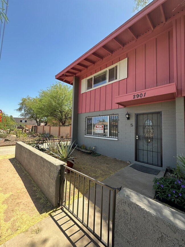 2901 East Roosevelt Street