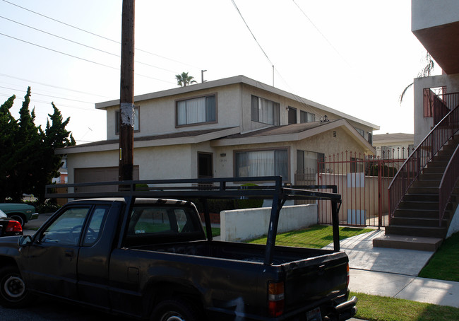 12436 Oxford Ave in Hawthorne, CA - Foto de edificio - Building Photo