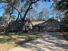 1624 Oakmont Cir in Niceville, FL - Building Photo