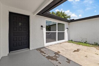7105 King Arthur Dr in Port Richey, FL - Building Photo - Building Photo