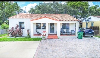 240 SW 71st Ave in Miami, FL - Building Photo