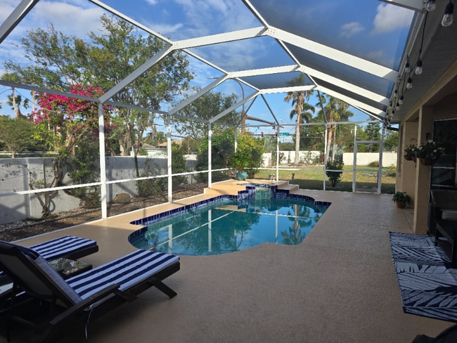 4947 Cedar Oak Wy in Sarasota, FL - Foto de edificio - Building Photo