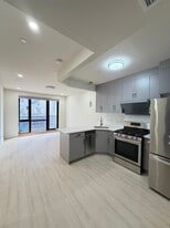 42-22 Crescent St, Unit 3B in Queens, NY - Building Photo
