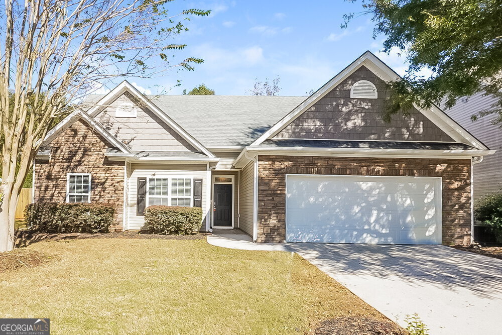 215 Village Park Dr in Newnan, GA - Foto de edificio