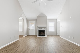 5547 Matt Aaron Ln in Birmingham, AL - Foto de edificio - Building Photo