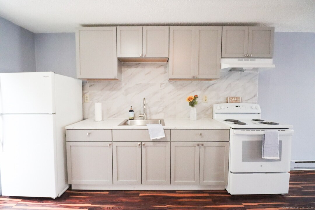 76 Summer St in New London, CT - Building Photo
