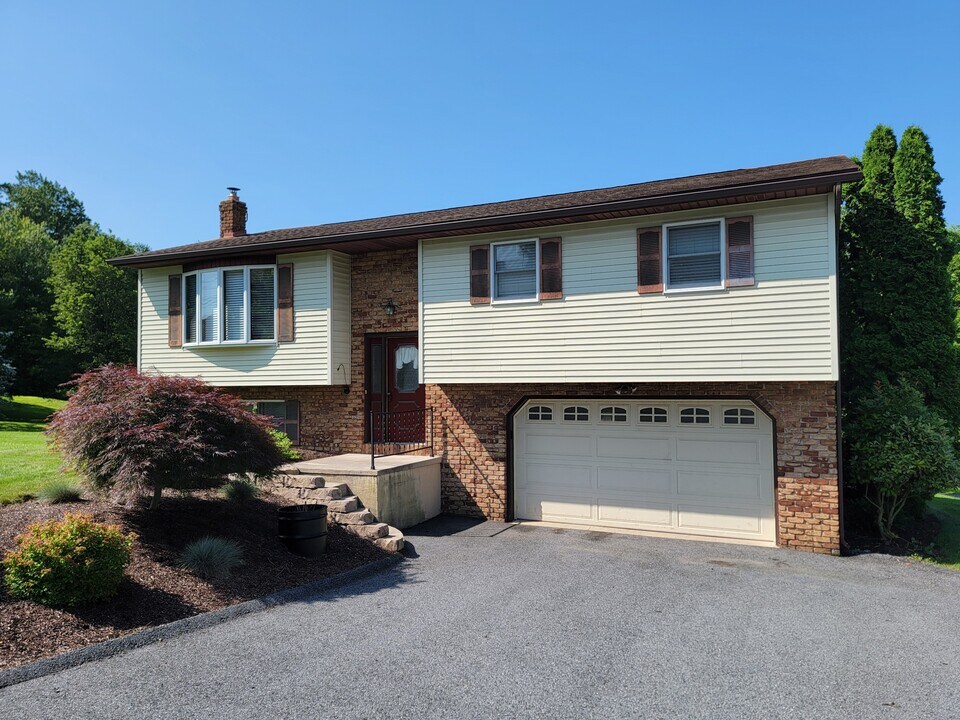 280 Yummerdall Rd in Lititz, PA - Foto de edificio