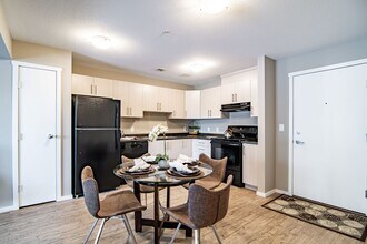 Laredo Grande in Red Deer, AB - Building Photo - Building Photo