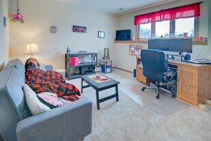 927 W Monroe Ave in Hartford, WI - Building Photo