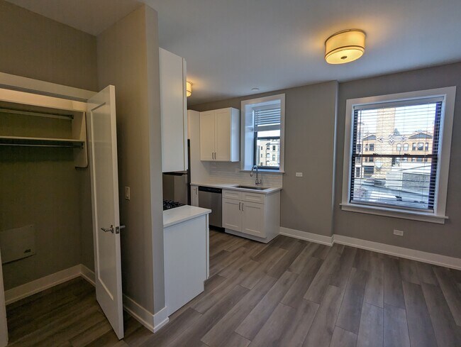 3935 N Janssen Ave, Unit #3941-W1 in Chicago, IL - Building Photo - Building Photo