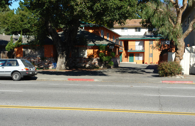 1870 California Street in Mountain View, CA - Building Photo - Building Photo