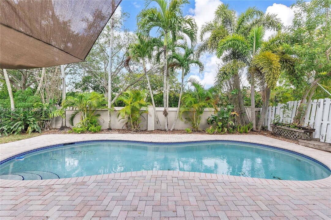 4945 SW 34th Terrace in Fort Lauderdale, FL - Building Photo