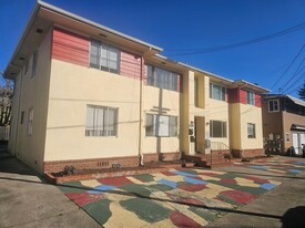 11848 Foothill Way in Oakland, CA - Building Photo