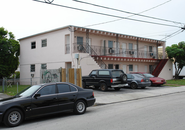 2040 NW Flagler Ter in Miami, FL - Foto de edificio - Building Photo