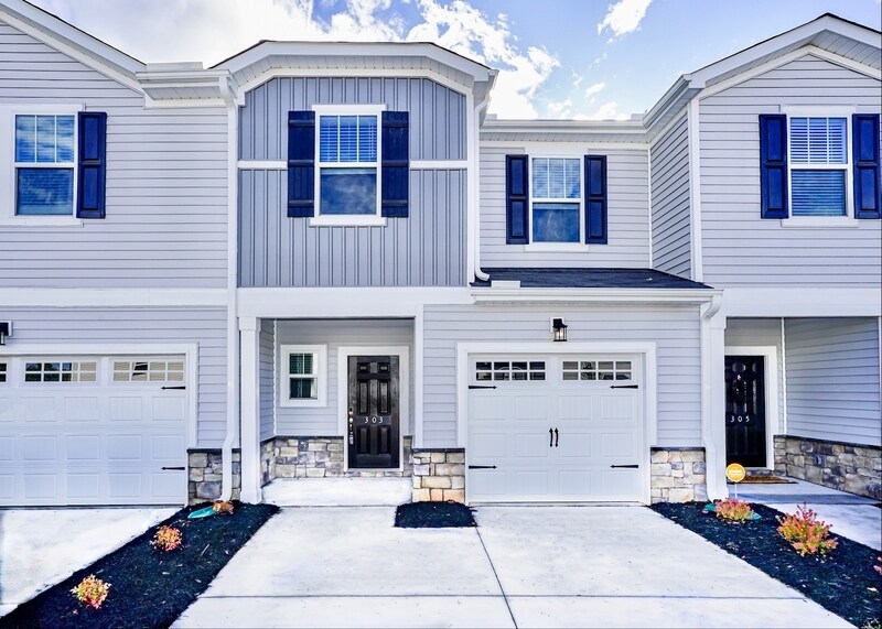 303 Windsinger Ln in Greer, SC - Building Photo