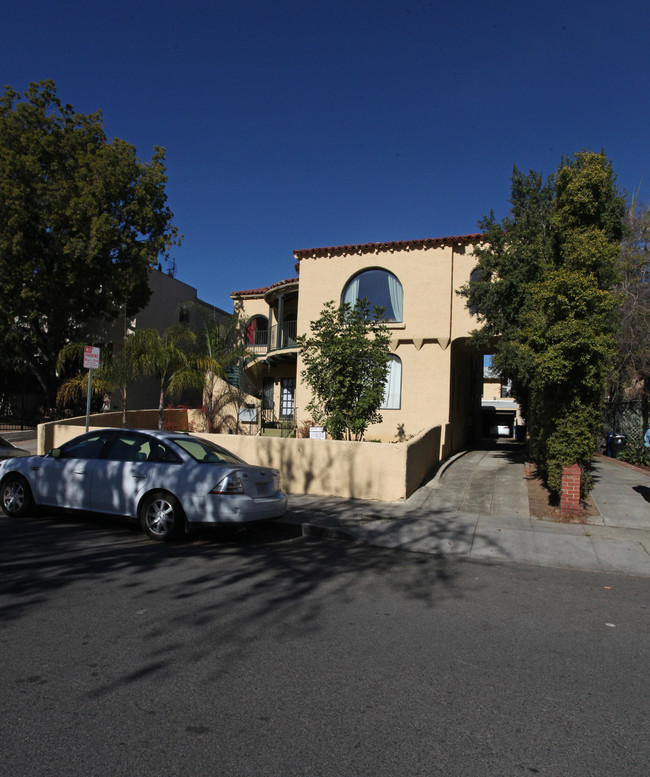 4427 Finley Ave in Los Angeles, CA - Foto de edificio - Building Photo