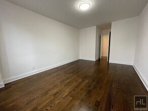 E 89 St in New York, NY - Foto de edificio - Building Photo