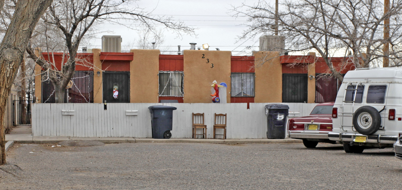 233 Alcazar St NE in Albuquerque, NM - Building Photo