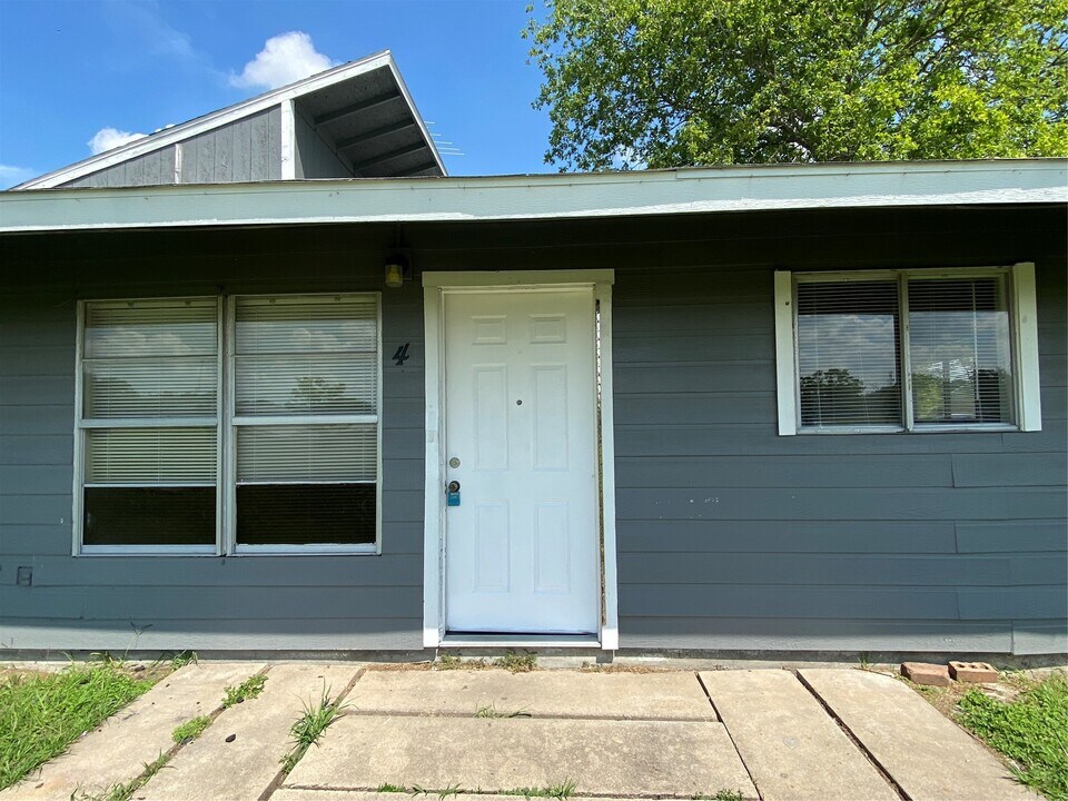 500 Austin Rd in Eagle Lake, TX - Building Photo