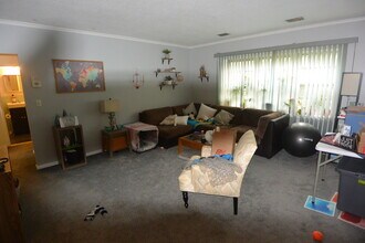 178 Lake Shore Rd, Unit Four in Boston, MA - Foto de edificio - Building Photo