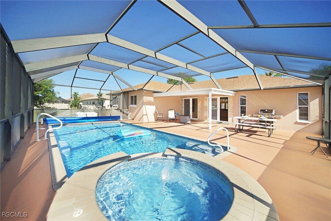 3832 SW 20th Ave in Cape Coral, FL - Building Photo