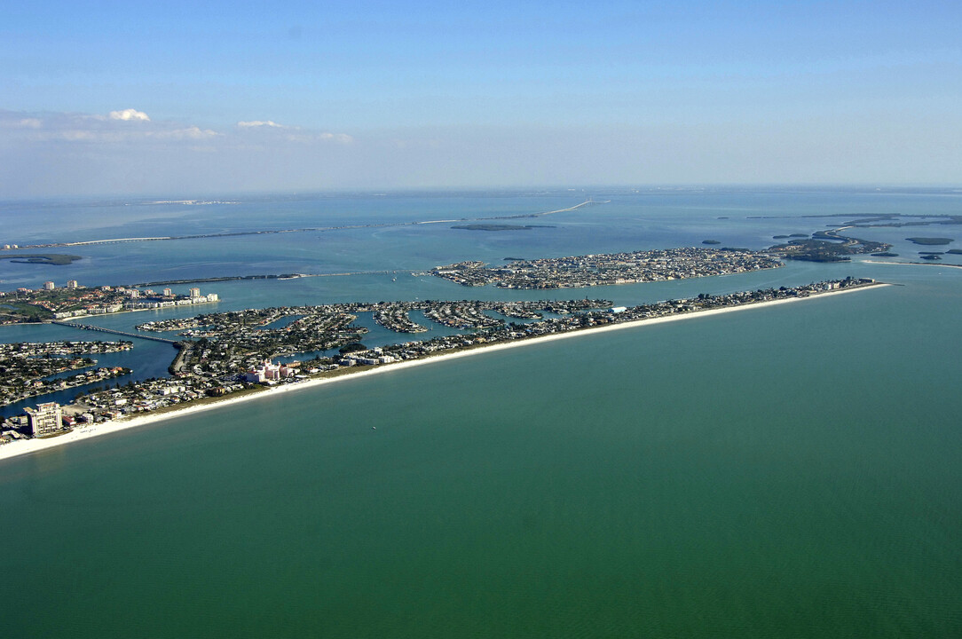 Sand Cove Apartment Homes in St Pete Beach, FL - Foto de edificio