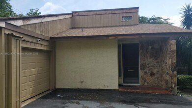 8091 Royal Palm Cir in Tamarac, FL - Building Photo - Building Photo