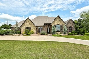 22090 White Pine Cir in Edmond, OK - Building Photo