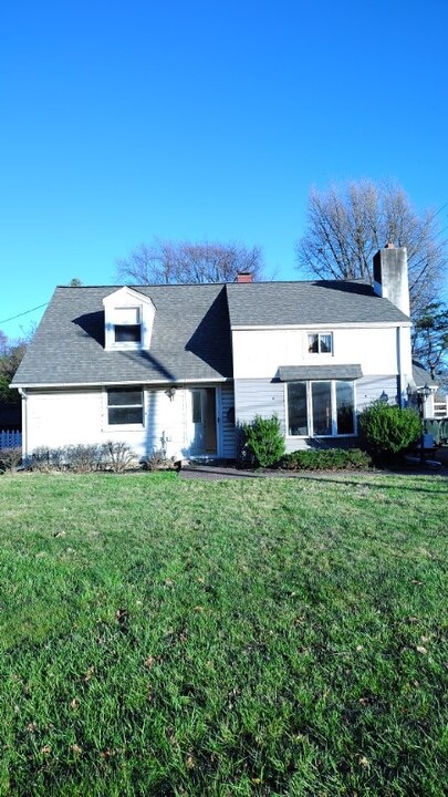 100 N Warminster Rd in Hatboro, PA - Foto de edificio