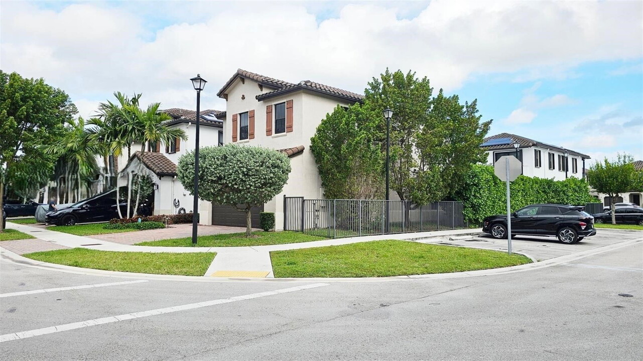 3209 W 98th Pl in Hialeah, FL - Foto de edificio