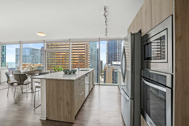 242 E Illinois St in Chicago, IL - Foto de edificio - Building Photo