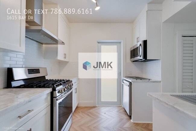 1615 Bay Dr in Miami Beach, FL - Building Photo - Building Photo