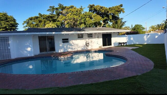 600 NW 38th Ct in Pompano Beach, FL - Building Photo - Building Photo