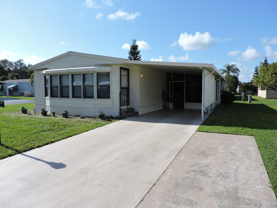 4756 SE Dogwood Terrace in Stuart, FL - Building Photo