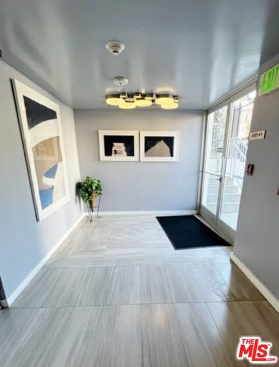 1611 S Beverly Glen Blvd in Los Angeles, CA - Foto de edificio - Building Photo