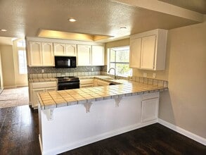 1000 Peach Ct in Hollister, CA - Building Photo - Building Photo