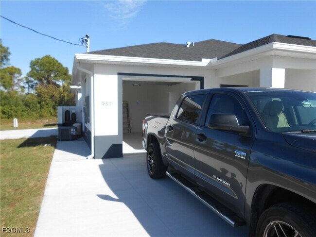 937 Graystone Ave in Lehigh Acres, FL - Building Photo - Building Photo