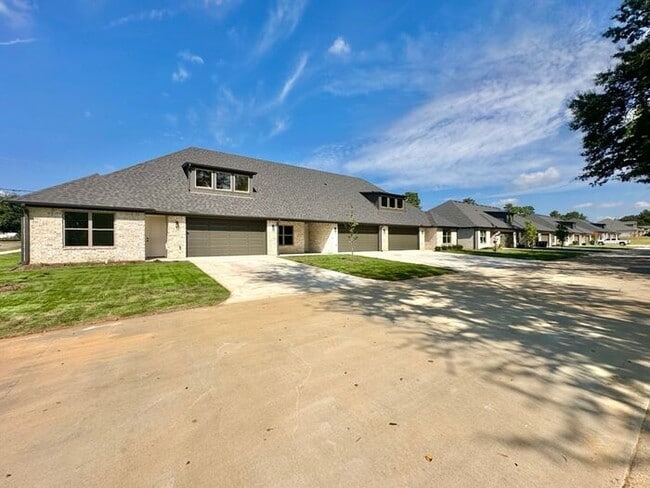 2404 Henshaw Crk Dr in Tyler, TX - Foto de edificio - Building Photo